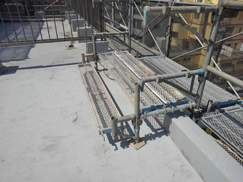 4階建て＋塔屋付き店舗兼賃貸ビル工事用足場