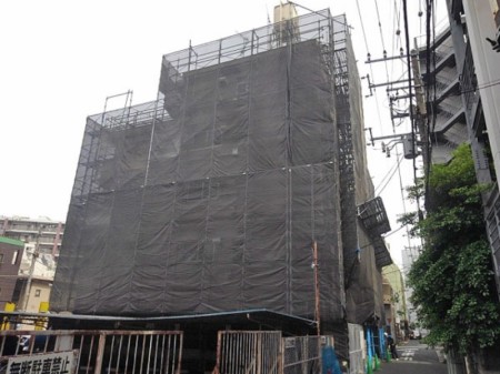 4階建て＋塔屋付き店舗兼賃貸ビル工事用足場